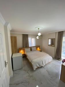 トラブゾンにあるMenekşe Apart 1の大理石フロアのベッドルーム1室(大型ベッド1台付)