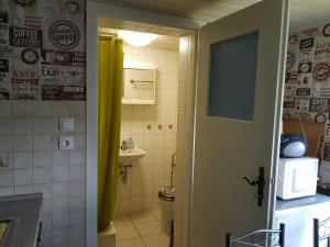 uma casa de banho com um WC e um lavatório em Ferienwohnung Klabunde em Eggesin