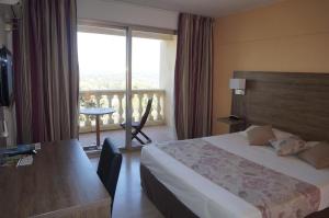 Postel nebo postele na pokoji v ubytování Logis Hotel Le Col De L'ange