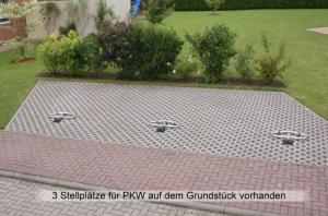 Una fotografía de un patio con dos drones. en Ferienwohnung "Hafftraum", en Liepgarten