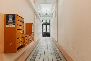 um corredor com caixas de madeira de gavetas e uma porta em Studio Piata Amzei NR.1 (17 A) em Bucareste