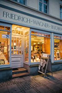 ウッカーミュンデにあるFerien beim Buchhändlerの看板が掲げられた店先 +12枚の写真