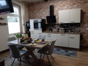eine Küche mit einem Tisch und Stühlen im Zimmer in der Unterkunft Ferienwohnung "Vorpiek" in Ueckermünde