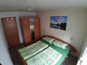 1 dormitorio pequeño con 1 cama y armario en Ferienhäuser - Unter den Kiefern NR 23 oder Nr 27, en Marienfelde