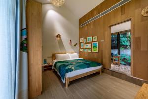 Uma cama ou camas num quarto em Little Hakka Hotel