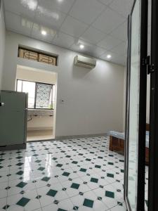 Habitación vacía con suelo de baldosa blanco y negro en Hưng Thành Riverside Hotel, en Thái Bình