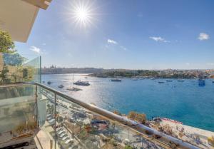vistas a un río con barcos en el agua en Valletta Skyline Serenity Luxury Harbour Views, en Sliema