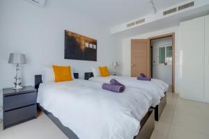 Habitación blanca con 2 camas en Valletta Skyline Serenity Luxury Harbour Views, en Sliema