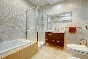 Un baño con bañera, inodoro y lavabo. en Valletta Skyline Serenity Luxury Harbour Views, en Sliema 55 fotos más