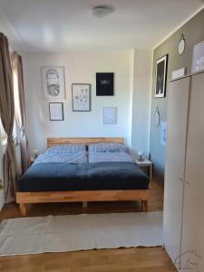 um quarto com uma cama com um edredão azul em Charmante Wohnung in Pregarten em Pregarten