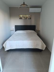um quarto com uma cama grande num quarto em appartement centre ste maxime, 100 m de la plage em Sainte-Maxime