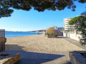 uma vista para a praia a partir da costa em appartement centre ste maxime, 100 m de la plage em Sainte-Maxime