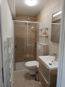 Ένα μπάνιο στο appartement centre ste maxime, 100 m de la plage
