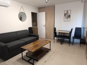 uma sala de estar com um sofá e uma mesa em appartement centre ste maxime, 100 m de la plage em Sainte-Maxime