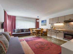 uma cozinha e uma sala de estar com uma mesa em Appartementhaus Renate Unterer em Kelchsau