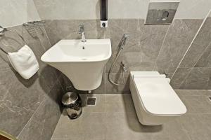 Koupelna v ubytování Le Colonial Suites + 37 fotografií