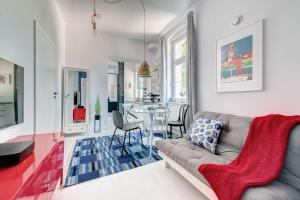 ein Wohnzimmer mit einem Sofa und einem Tisch in der Unterkunft DR Apartments - Cape in Sopot