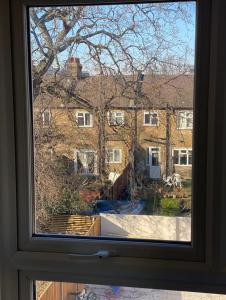 una ventana con vistas a un edificio en Private self-contained flat with shared entrance en Londres