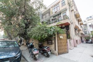 un groupe de motocycles garés devant un bâtiment dans l'établissement Homlee-Excellency 4BHK Apt in South Delhi, à New Delhi