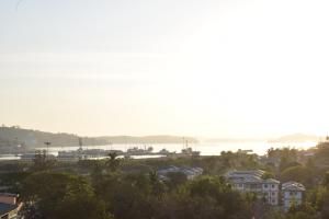 una vista de una ciudad con el océano en el fondo en Hotel Abhishekh, en Port Blair