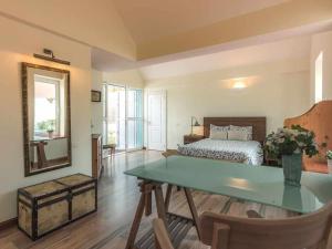 Postel nebo postele na pokoji v ubytování Villa Nuria con piscina privada + 35 fotografií