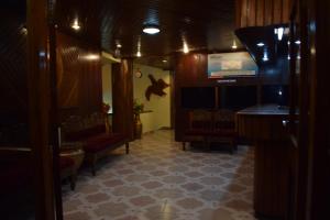 Habitación con sillas, mesa y bar en Hotel Abhishekh, en Port Blair