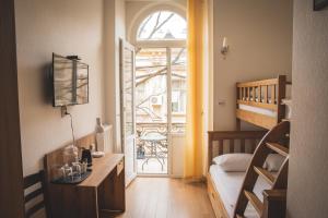 ein kleines Zimmer mit einem Etagenbett und einem Fenster in der Unterkunft HH Hotel in Tbilisi City