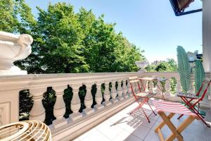 einen Balkon mit 2 Stühlen und einem Tisch in der Unterkunft DR Apartments - Cape in Sopot