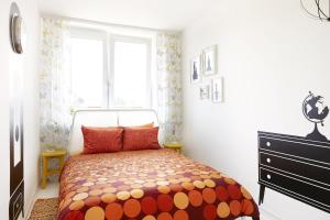 ワルシャワにあるLovely Sunny Flat in City Centerのベッドルーム1室(ベッド1台、ドレッサー、窓付)