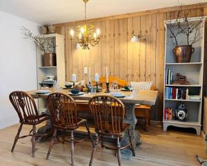 a dining room with a table and chairs at Ferienhaus Slichtemolen in Hessenburg