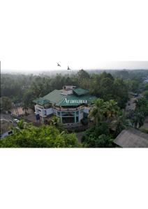 una vista aérea de un edificio de una ciudad en Hotel Aramana en Kāladi