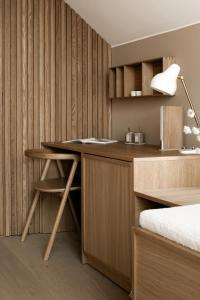 Inkoo的住宿－Hilltop Forest，卧室内的一张桌子,配有一张床和一盏灯