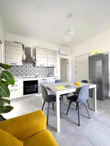a kitchen and dining room with a table and chairs at Villa Flora, Piscina Esclusiva e Mare in Brucoli