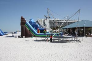 um parque infantil na praia com escorrega em Binnie’s Beachfront Bungalow em Clearwater Beach