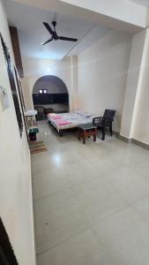 salon z łóżkiem i stołem w obiekcie Banaras Gully House 500 ft from The Ghats w mieście Waranasi
