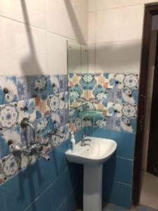 bagno con lavandino e specchio di Hotel Paradise Shivpur , Varanasi a Varanasi