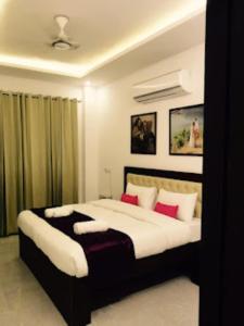 una camera da letto con un grande letto con cuscini rossi di Hotel Paradise Shivpur , Varanasi a Varanasi