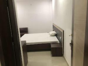 una piccola camera con panchina in una stanza di Hotel Paradise Shivpur , Varanasi a Varanasi