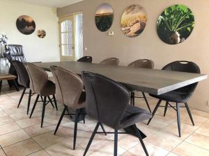 einen Konferenzraum mit einem großen Holztisch und Stühlen in der Unterkunft Vakantiehuis Stobben in Bourtange