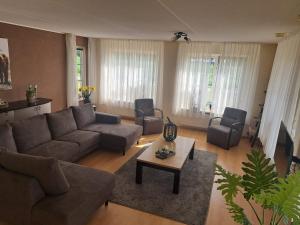 ein Wohnzimmer mit einem Sofa und einem Tisch in der Unterkunft Vakantiehuis Stobben in Bourtange