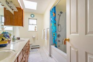 La salle de bains est pourvue d'un lavabo et d'une douche. dans l'établissement 1Vancouver guest house, à Vancouver