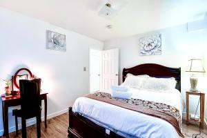 a bedroom with a bed and a desk and a chair at 1Vancouver guest house in Vancouver