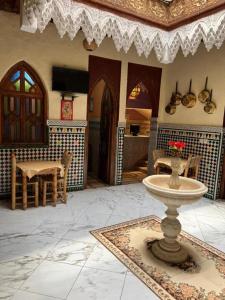 TV a/nebo společenská místnost v ubytování Riad Elijah Marrakech & Spa