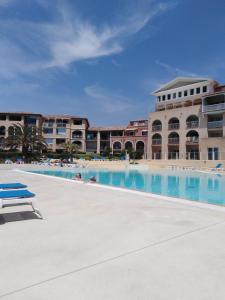 a large swimming pool in front of a building at Appartement T2 avec piscine a 100 m de la plage in Six-Fours-les-Plages