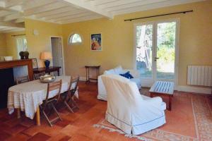 a living room with a table and a couch at Le Petit Clos De Gorre in Martillac