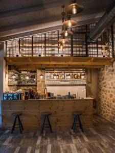 eine Bar in einem Restaurant mit zwei Stühlen in der Unterkunft Neromilos Monastiraki Vonitsas in Monastirákion