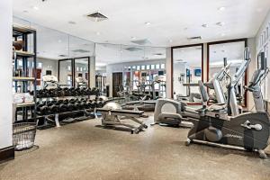 un gimnasio con varias cintas de correr y máquinas cardiovasculares en Beaver Creek Lodge 510 en Beaver Creek