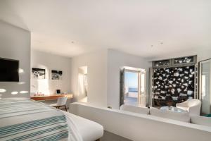 Un pat sau paturi într-o cameră la Grace Hotel, Auberge Resorts Collection