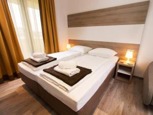 
a hotel room with a bed and two lamps at Hostel Sol in Dubrovnik
