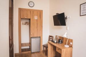 TV a/nebo společenská místnost v ubytování HH Hotel
